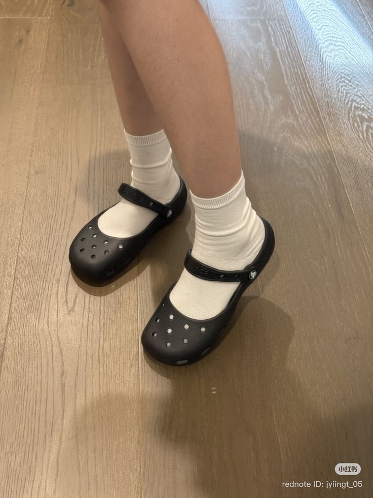 크록스 발레 플랫에 시스루 양말 매치