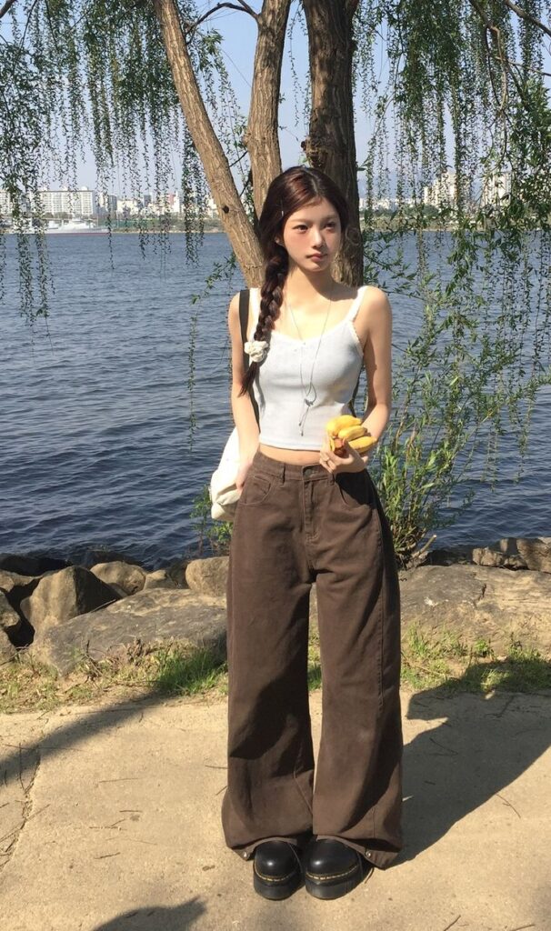 경쾌한 기장의 크롭 티셔츠와 와이드 팬츠 코디