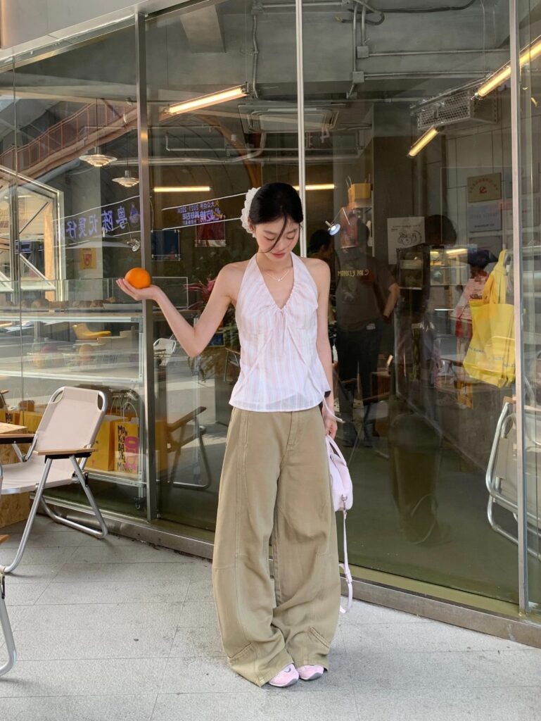 경쾌한 크롭 탑과 하렘팬츠를 매치하여 비율을 살린 코디