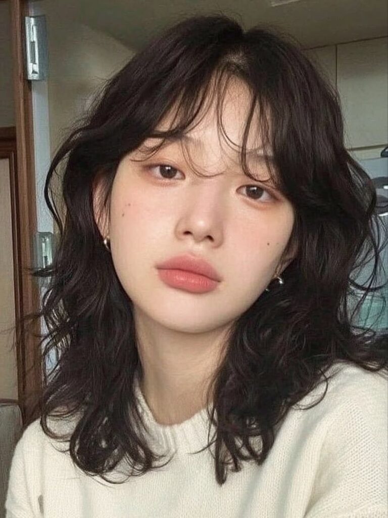 시선을 양옆으로 분산시켜주는 미디움 기장의 빈티지펌