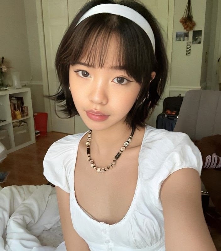 산뜻한 컬러의 두꺼운 헤어밴드를 착용해 레트로한 매력을 살린 단발 코디