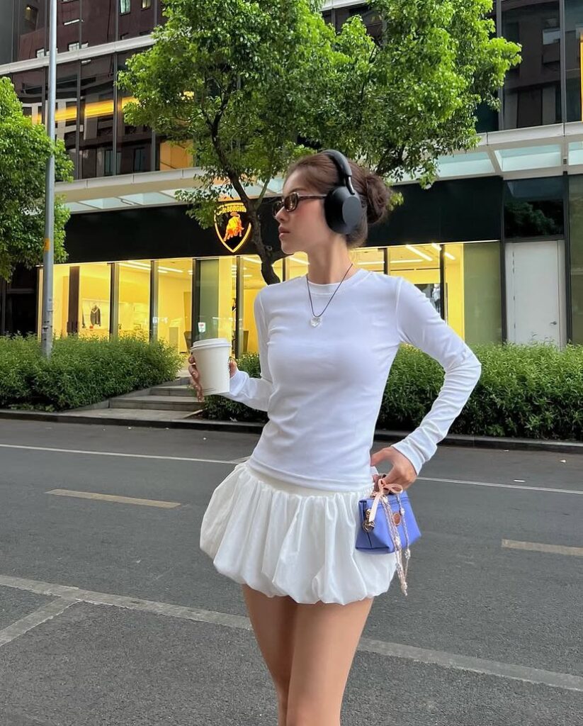 슬림한 핏의 탑과 볼륨감 넘치는 스커트를 매치한 핀터레스트 감성 데일리룩