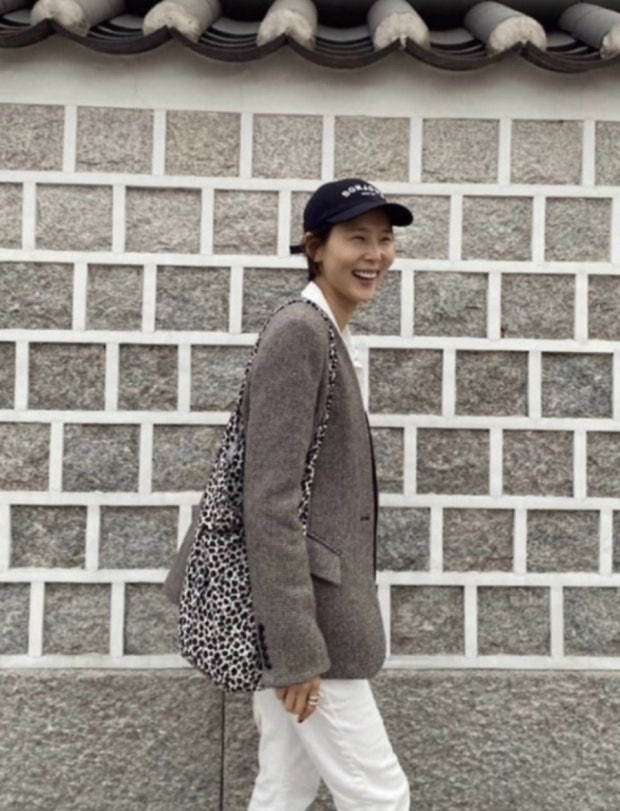 화이트 바지에 빈티지 패턴의 이미스 에코백을 매치한 코디
