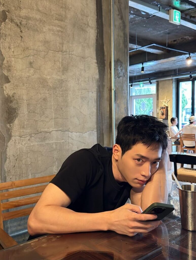 앞머리를 가볍게 내려 긴 얼굴형을 보완한 세미 크롭 텍스처컷