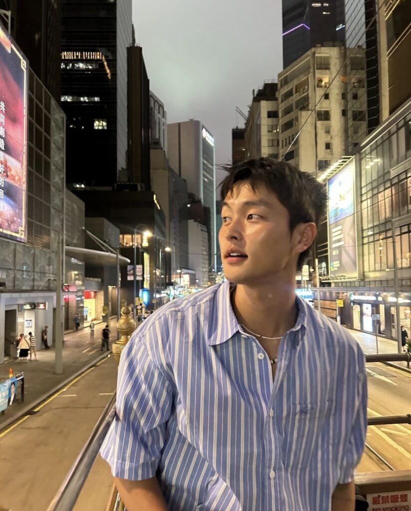 스포티한 룩에 텍스처를 살려 자연스럽게 연출한 남성 헤어스타일